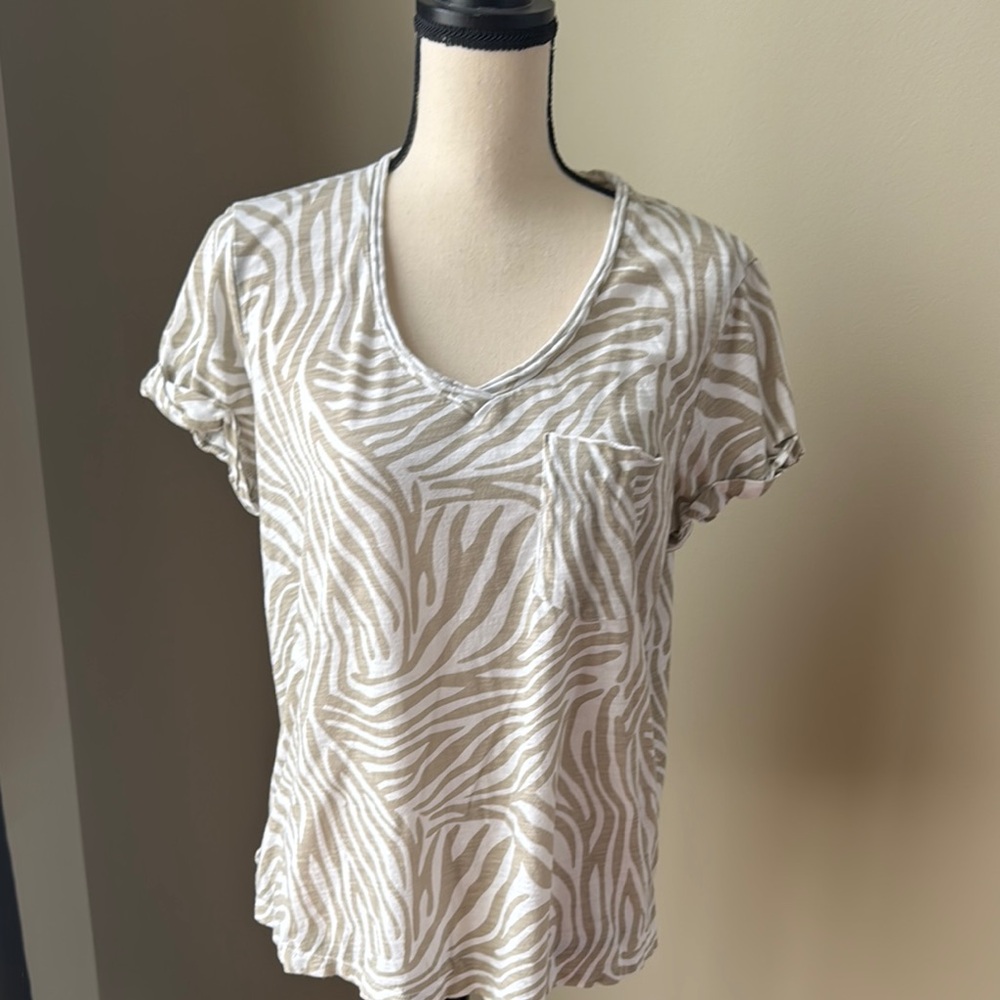 T.La Relaxed Graphic Tee in White and Gray